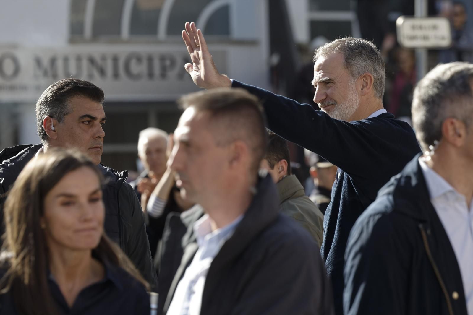 Felipe VI se despide en su visita en localidad Chiva