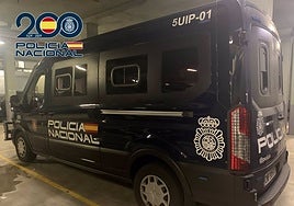 Trata de calmar a su inquilino en Granada y a cambio él le saca un cuchillo y la intenta tirar por la escalera