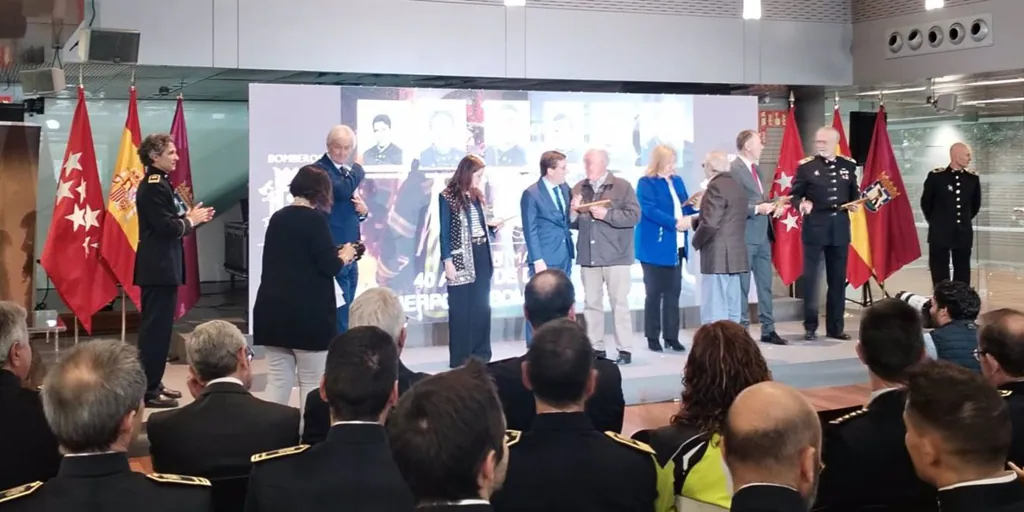 Madrid rinde homenaje a sus bomberos más veteranos con un recuerdo a todas sus grandes intervenciones