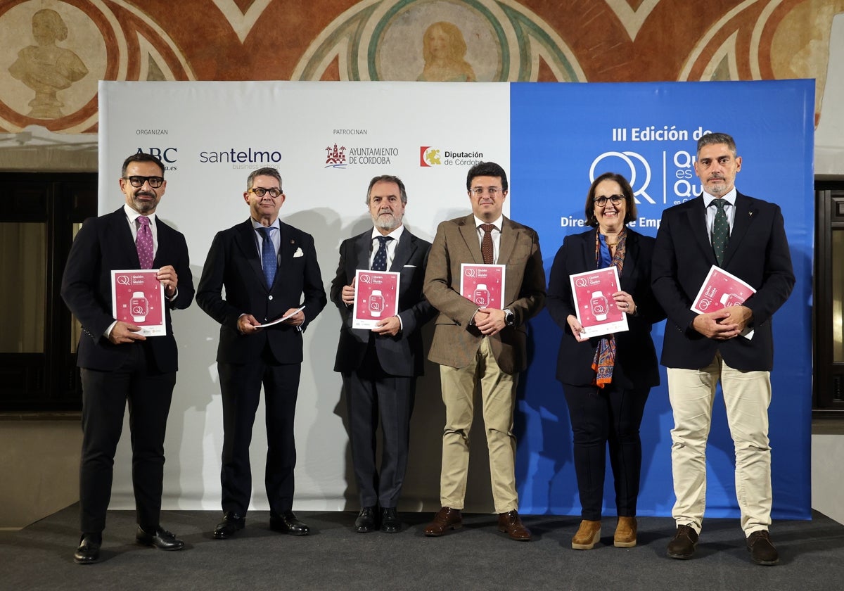 Foto de familia de los responsables y patrocinadores de la publicación