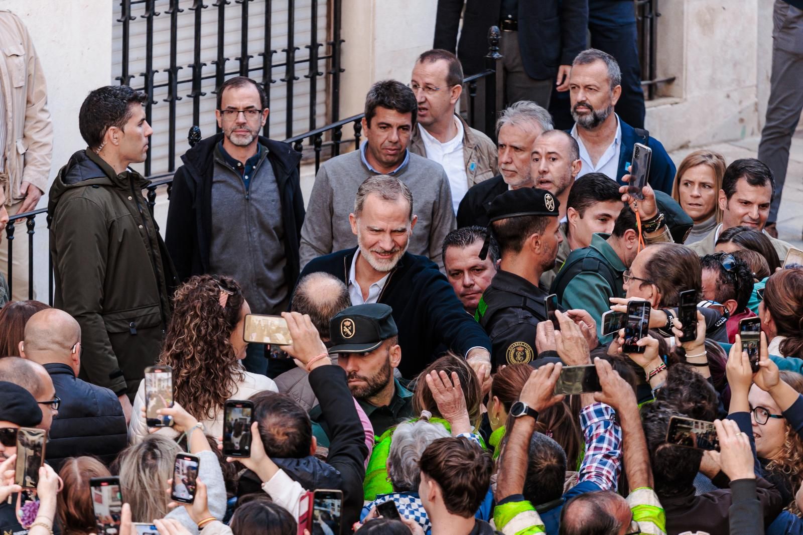 Felipe VI saluda la ciudadania con Mazón y TOrres a sus espaldas