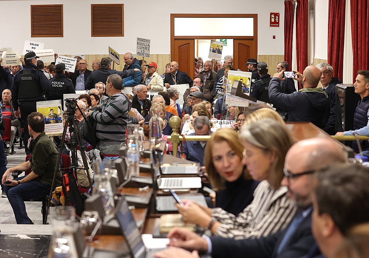 Momento de las protestas por las que se suspendió el Pleno el pasado jueves