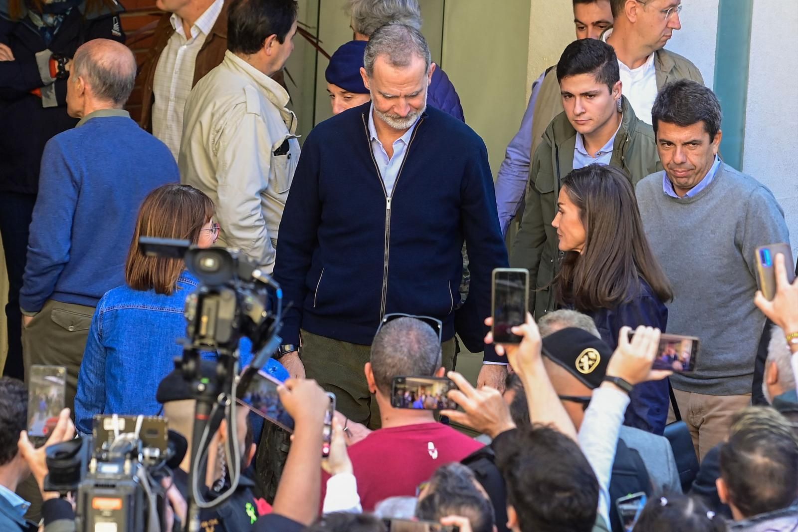 Felipe VI y Letizia en su visita a Chiva con Mazón detrás de sus espaldas