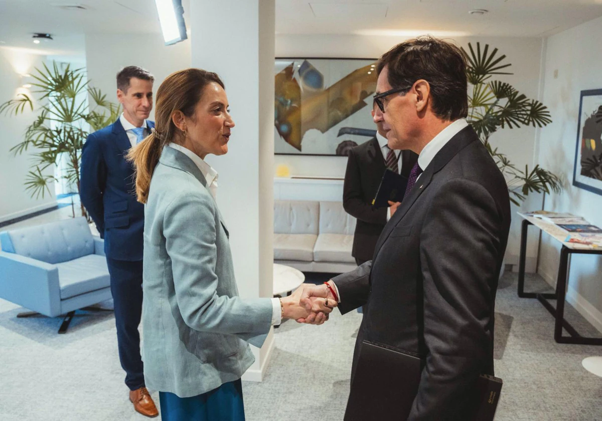 El president de la Generalitat, Salvador Illa, durante su reunión con la presidenta del Parlamento Europeo, Roberta Metsola