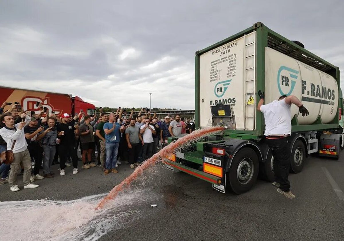 Agricultores franceses destruyen un envío de vino procedente de España