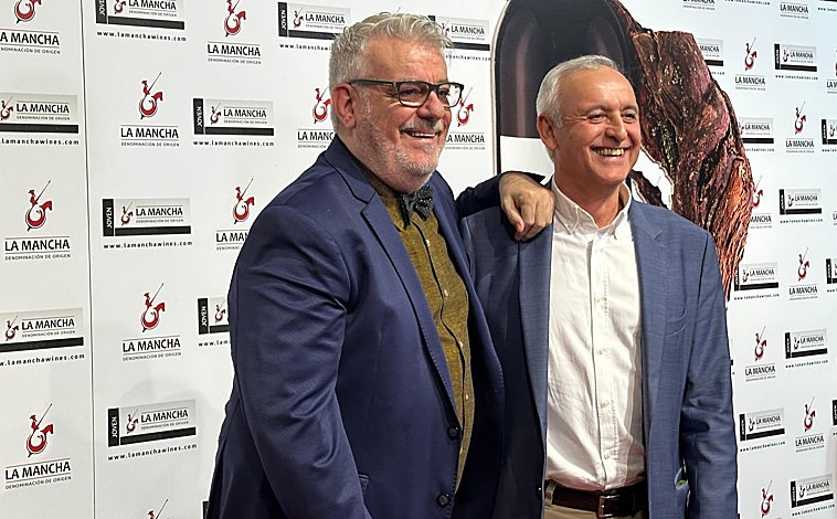 Imagen principal - Arriba: el humorista Millán Salcedo, junto a Pedro Puig Pérez, presidente de Aldeas Infantiles/Abajo a la izquierda: la periodista Sandra Golpe/Abajo a la derecha: la deportista Teresa Perales