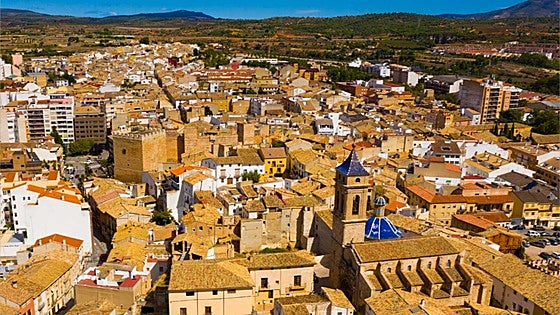 El pueblo de Valencia que vio nacer a Pablo Motos: está cerca de un volcán y tiene un casco antiguo lleno de cuevas