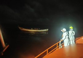 Noche de rescates en El Hierro y Tenerife, a donde han llegado varios cayucos con cerca de 400 migrantes