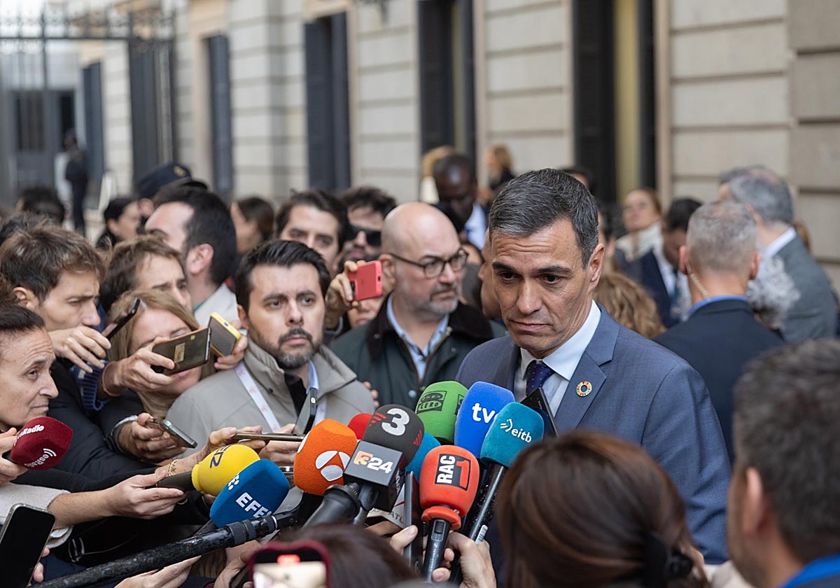 El presidente del Gobierno, Pedro Sánchez, atiende a los medios de comunicación a su salida del pleno