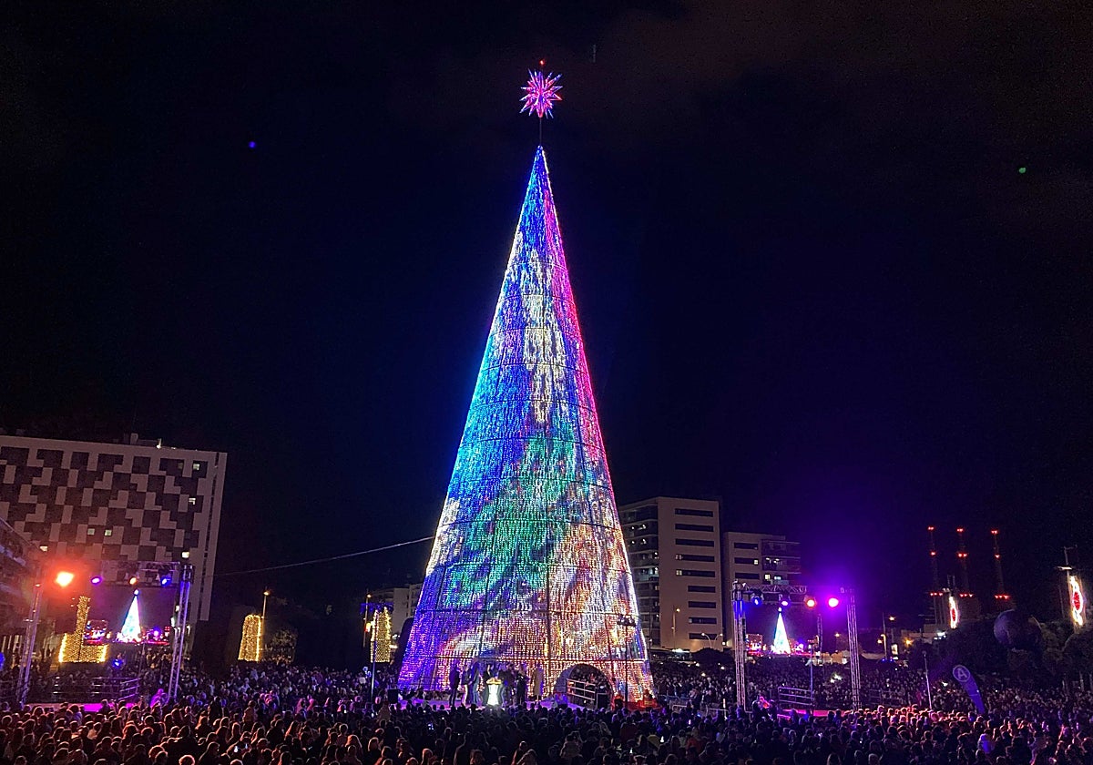 Badalona enciende su árbol de Navidad de 42 metros: horario, dónde está y cómo ir a verlo