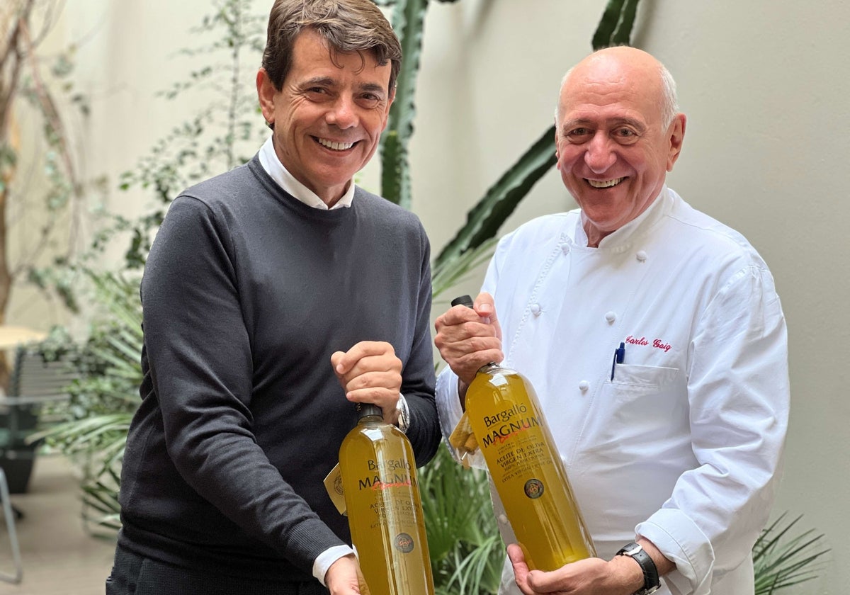 Francesc Bargalló, CEO de Olis Bargalló, y el chef Carles Gaig, sostienen botellas mágnum de litro y medio de monovarietales picual y arbequina