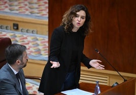 Ayuso se burla del PSOE de Lobato por comparar a Begoña Gómez con Freddie Mercury: «A lo mejor Aldama quiere cantar en la cárcel como si fuera Wembley»