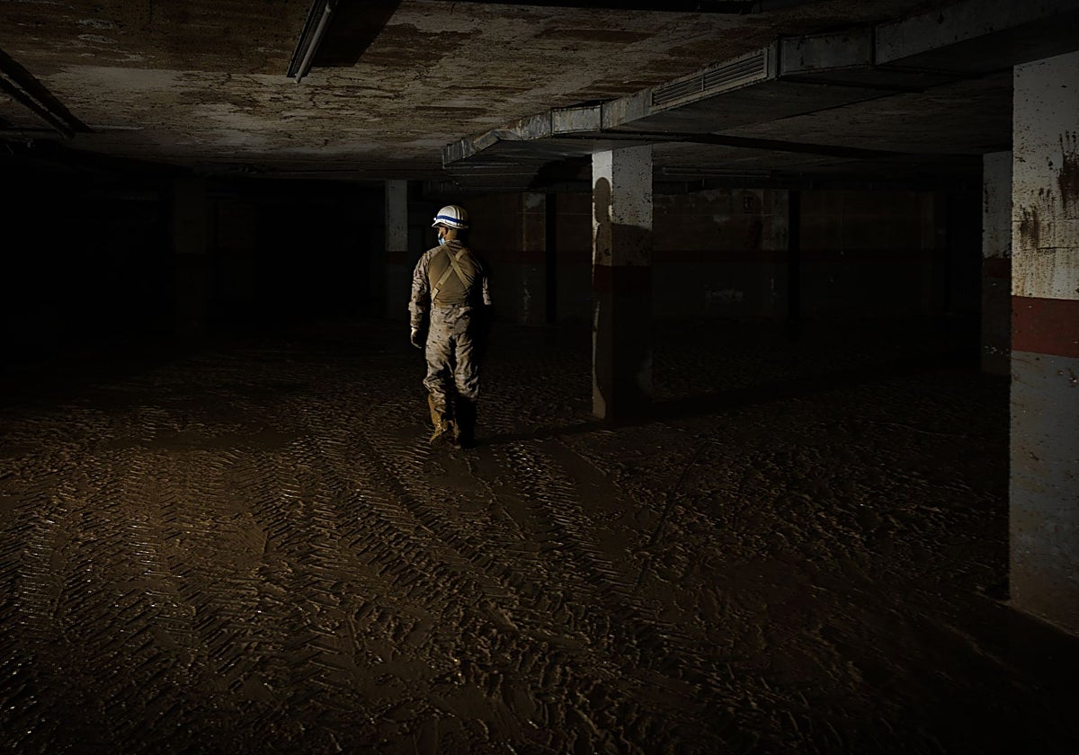 Imagen de un militar trabajando en un garaje de Catarroja (Valencia) tres semanas después de la DANA