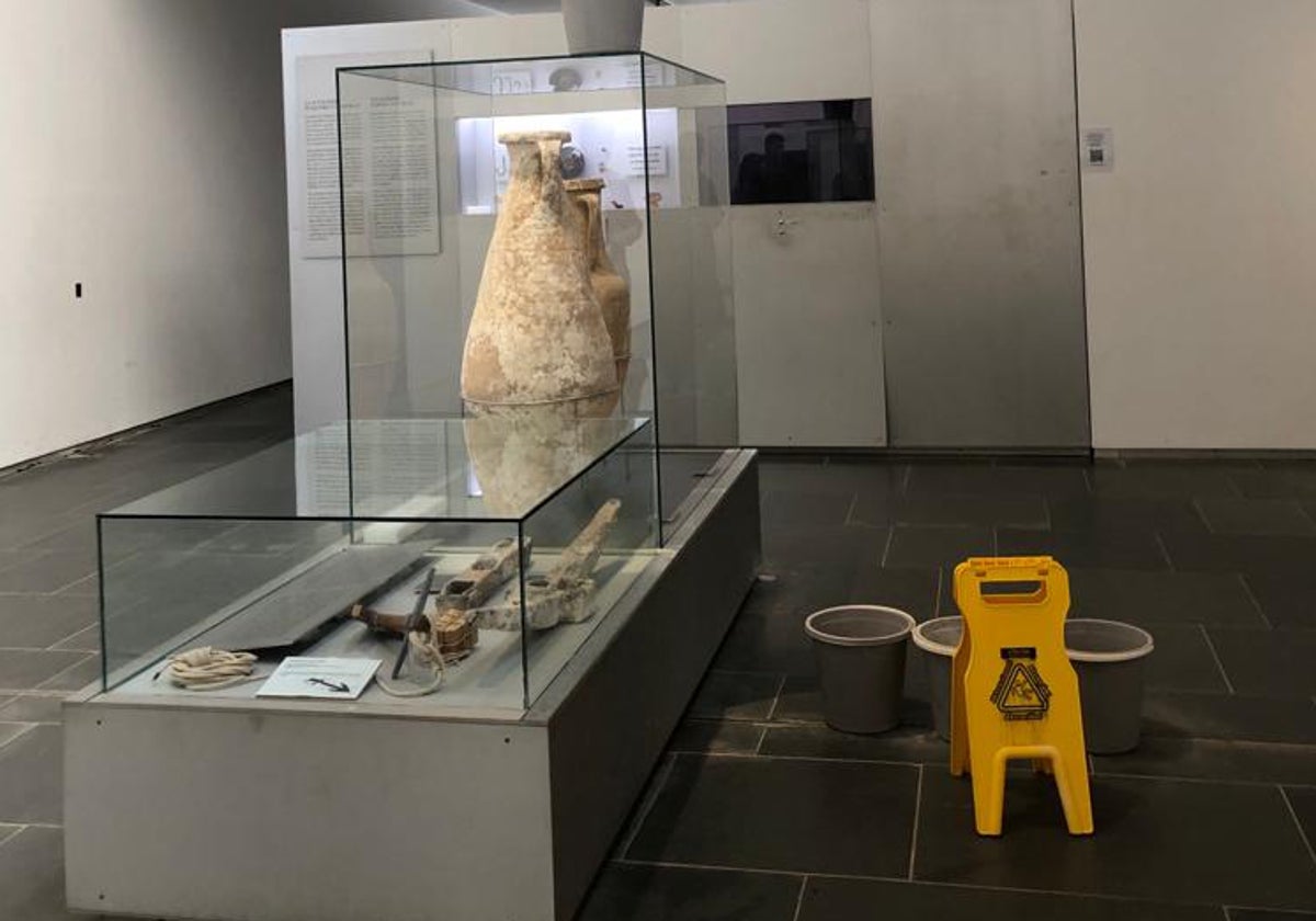 Imagen de archivo del interior del museo y de cubos para recoger las goteras del techo