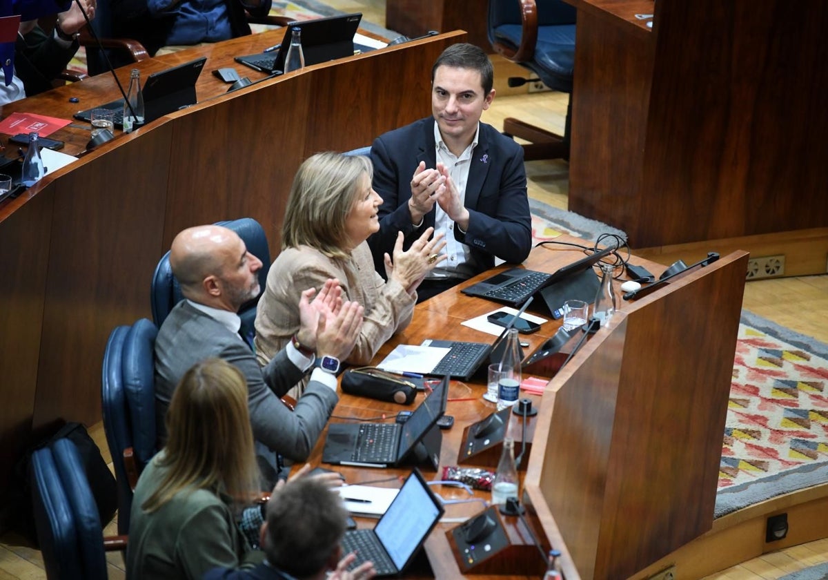 Juan Lobato, junto a su equipo más cercano en la Asamblea de Madrid