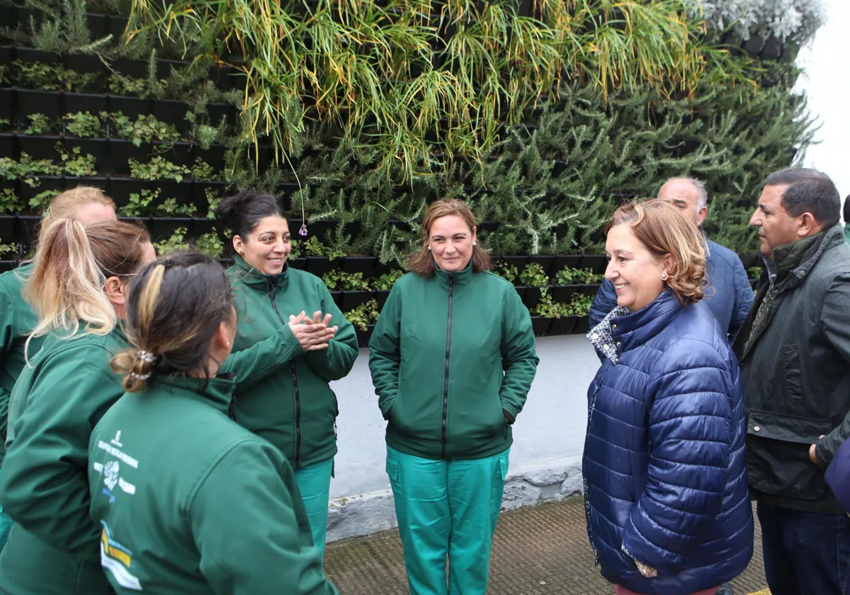 Cedillo con alumnas del programa Recual de Mejorada