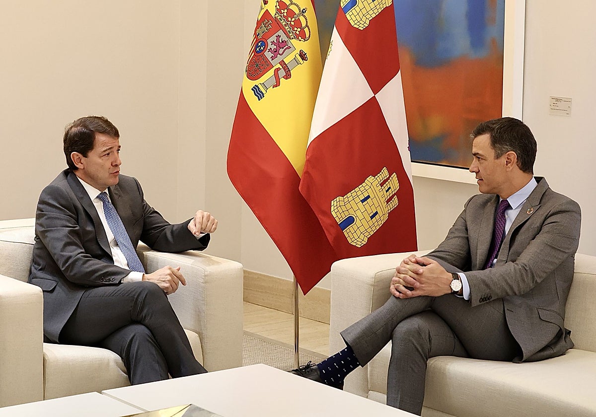 El presidente del Gobierno, Pedro Sánchez y el presidente de la Junta, Alfonso Fernández Mañueco, durante la reunión que mantuvieron en julio de 2022