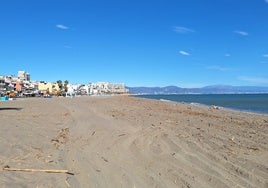 Así se encuentra ya la Playa de Torremolinos que fue afectada por la DANA tras las labores de limpieza