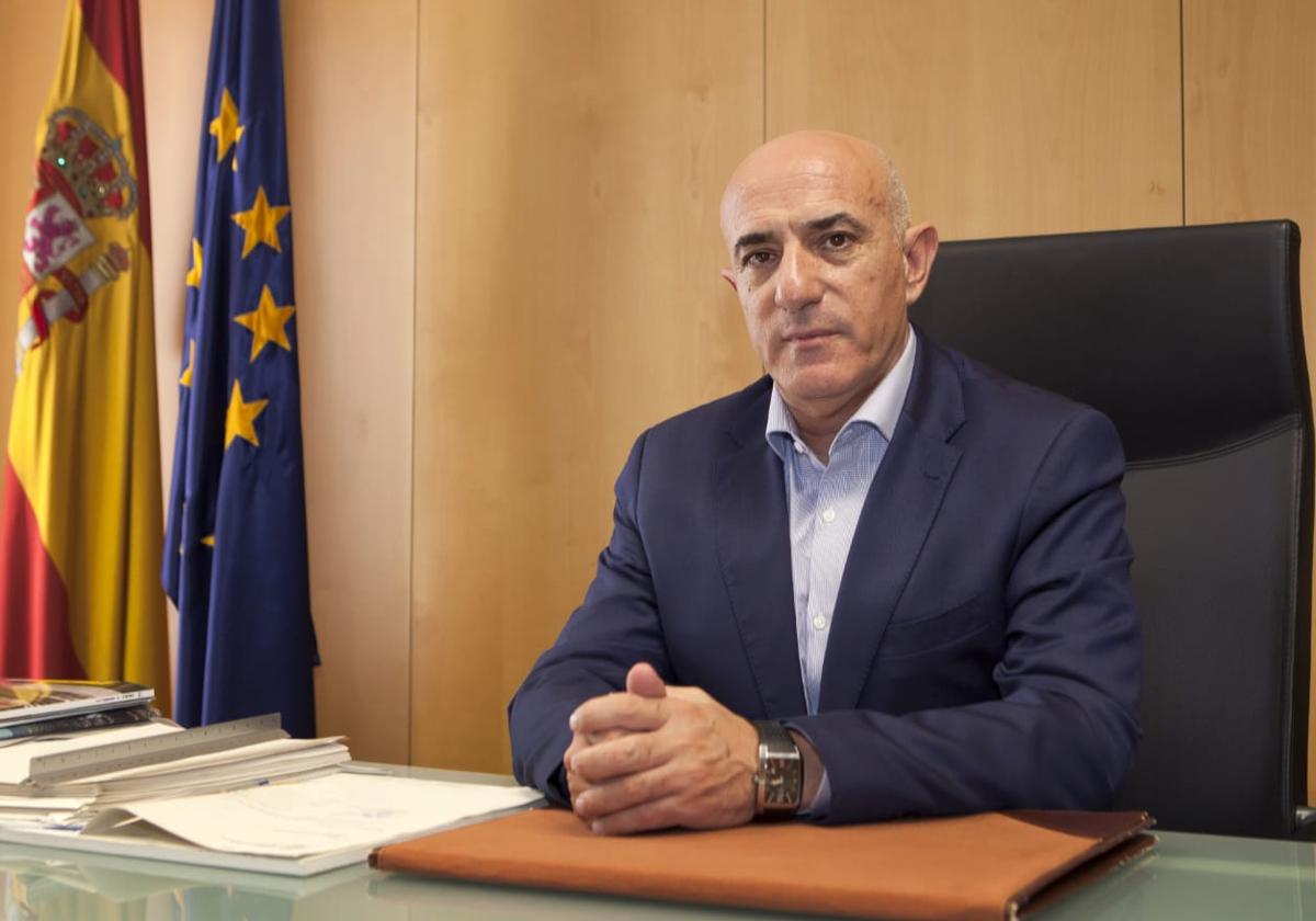 Samuel Moraleda posa para ABC en su despacho de la Confederación Hidrográfica del Guadiana