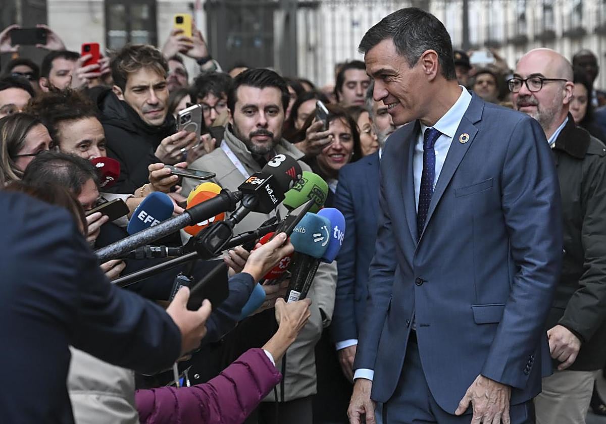 Sánchez tacha de «personaje» a Aldama y asegura que no le merece «ningún crédito»
