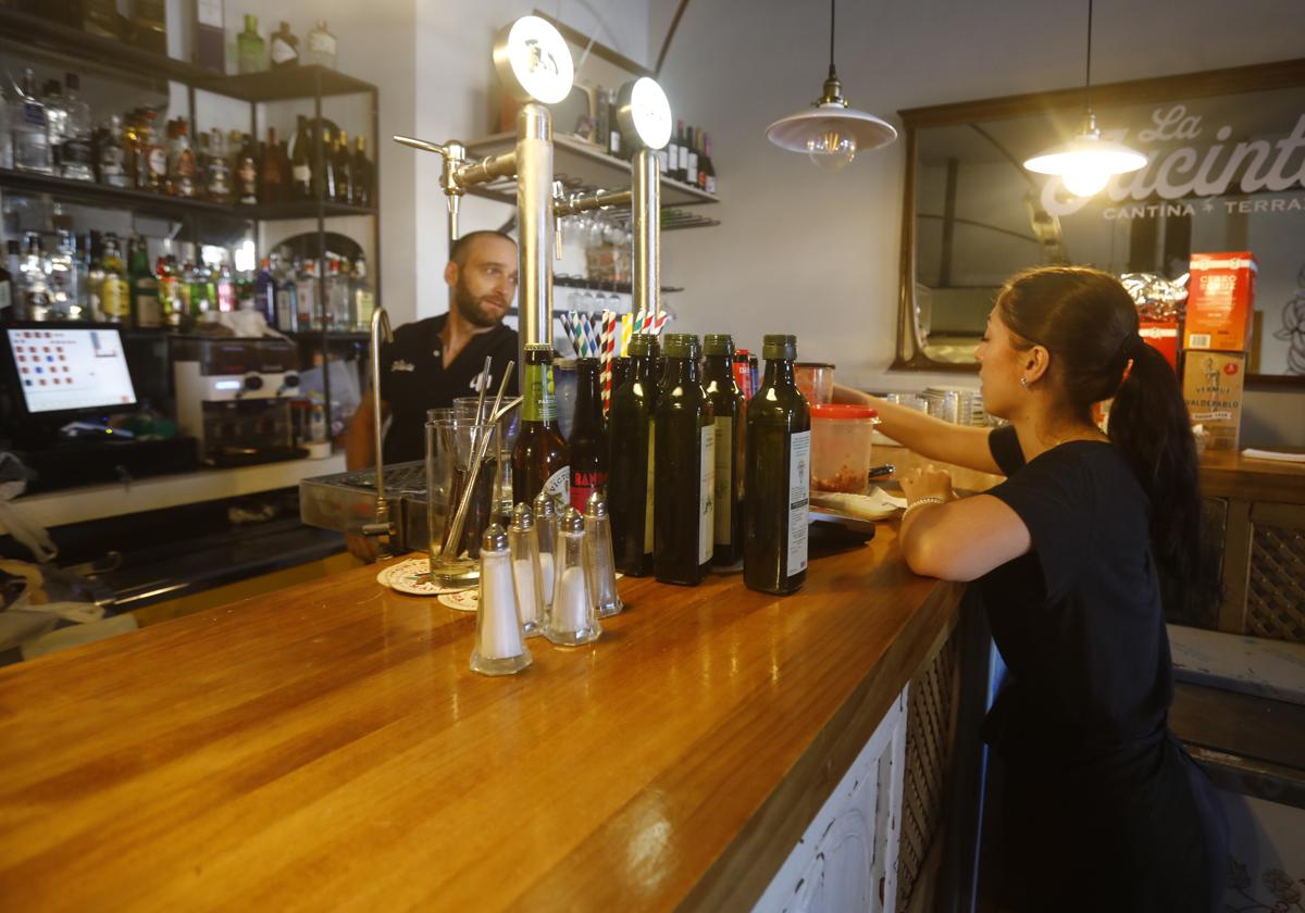 Trabajadores en un negocio de hostelería de la capital