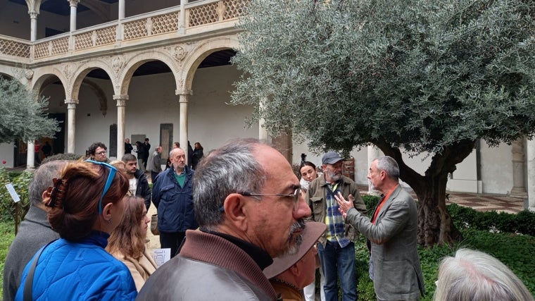 Algunos de los asistentes a uno de los itinerarios organizados en el Museo Santa Cruz