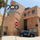 Tres jóvenes armados tiran al suelo a una desconocida por la calle y le pegan para robarle el móvil