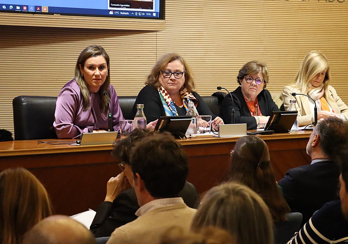 Las delegadas de Justicia (izquierda) e Incluso Social (segunda derecha), este jueves en el curso
