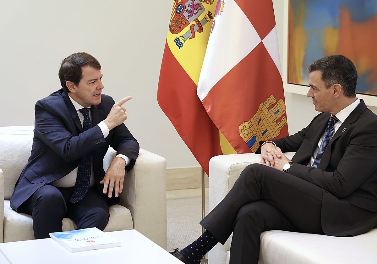 El presidente de la Junta de Castilla y León, Alfonso Fernández Mañueco, y el del Ejecutivo central, Pedro Sánchez, este viernes en su reunión en La Moncloa