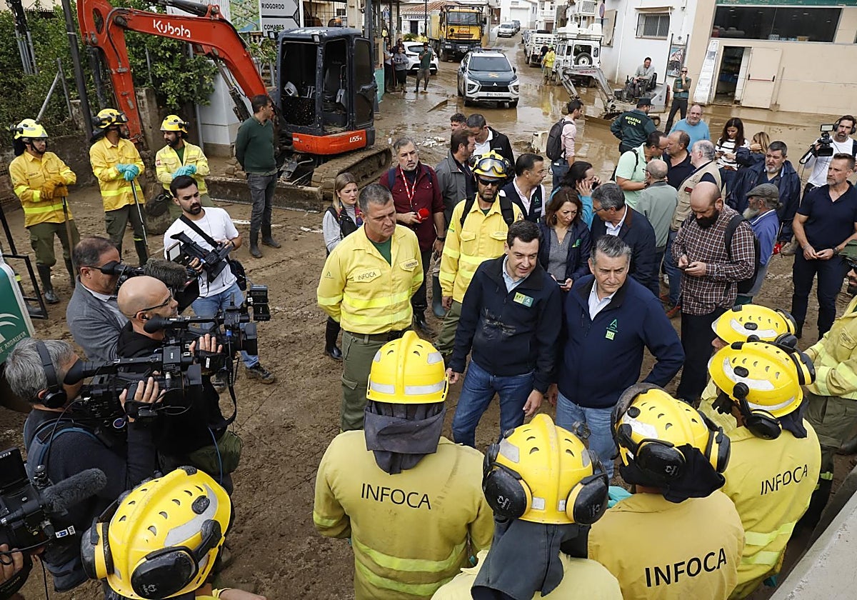 El presidente andaluz, Juanma Moreno, y Antonio Sanz en un municipio afectado por la DANA