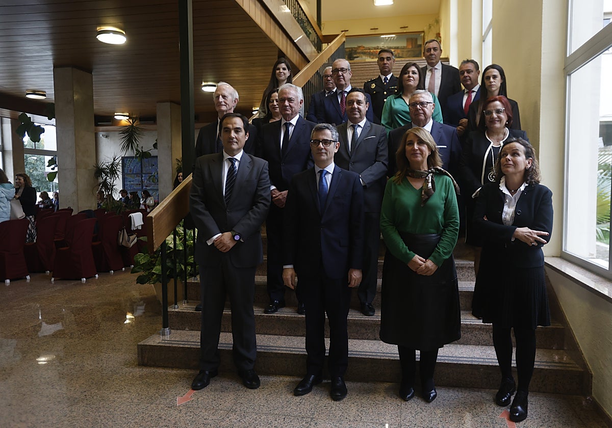 Foto de familia de los condecorados en la Subdelegación del Gobierno de Córdoba