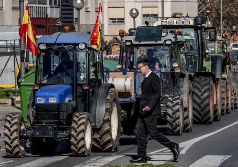 tractores-efe-R8zT902PqJpeJnbsmSHitaN-758x531@diario_abc.jpg