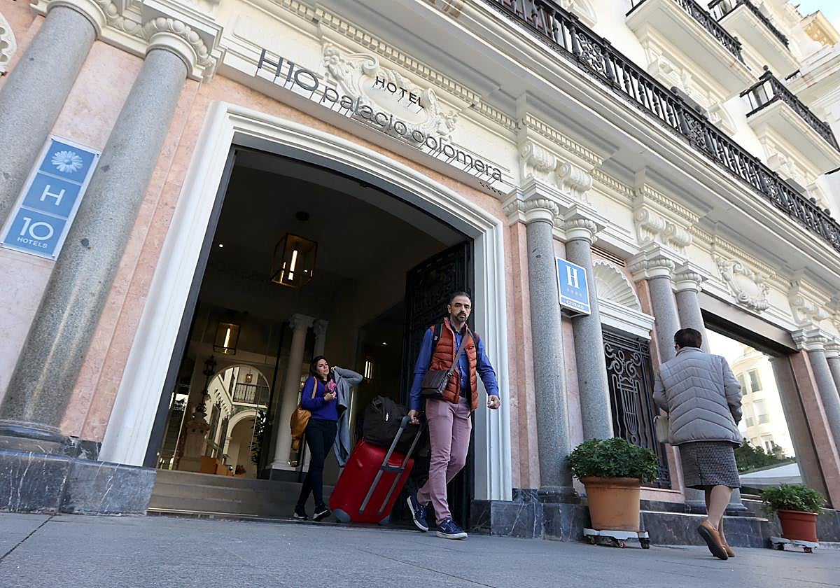 Turistas saliendo del hotel H10 Palacio de la Colomera en Las Tendillas