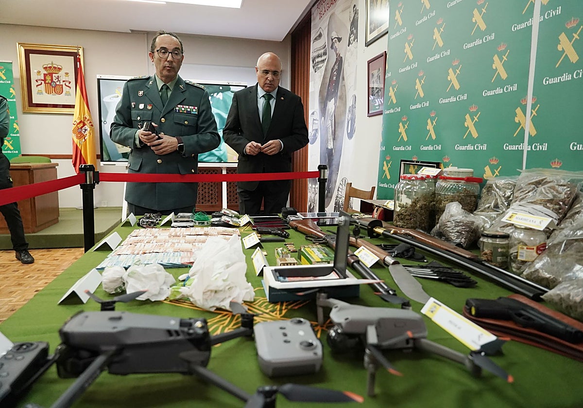 El subdelegado del Gobierno en Valladolid, Jacinto Canales, y el coronel jefe de la Comandancia de la Guardia Civil de Valladolid, Andrés Manuel Velarde, informan sobre los resultados de una operación antidroga