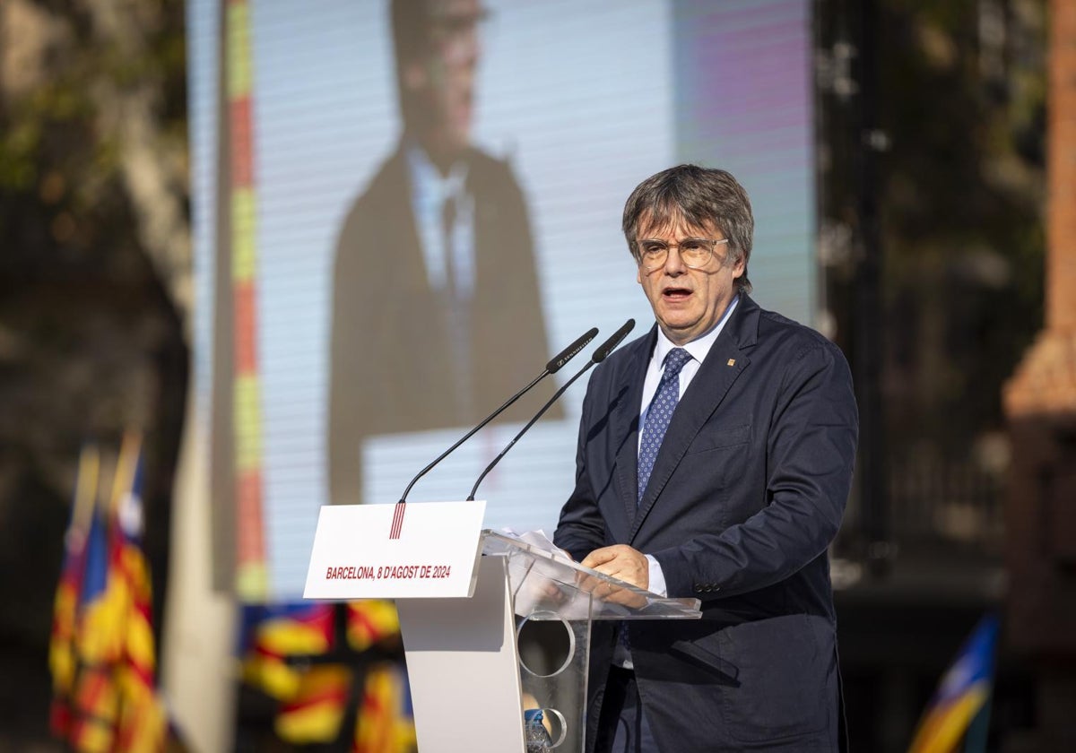 Carles Puigdemont el 8 de agosto, en el centro de Barcelona, bajo el Arco del Triunfo