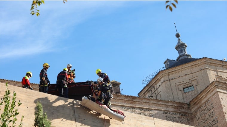 Rescate de un herido en la iglesia de San Marcos