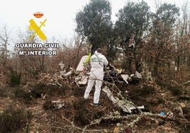 Expertos investigan sobre el terreno las causas del brutal accidente mortal de una avioneta en León