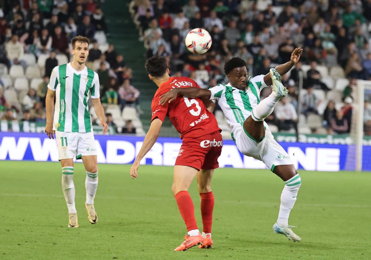 Adilson repele un balón durante el partido ante el Real Zaragoza