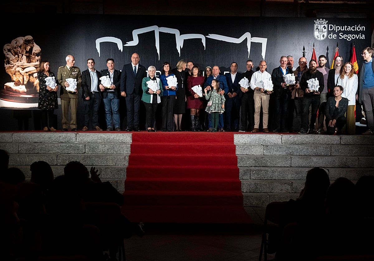Los galardonados con los premios Diputación de Segovia junto al presidente de la institución, Miguel Ángel Vicente y la vicepresidenta de la Junta, Isabel Blanco