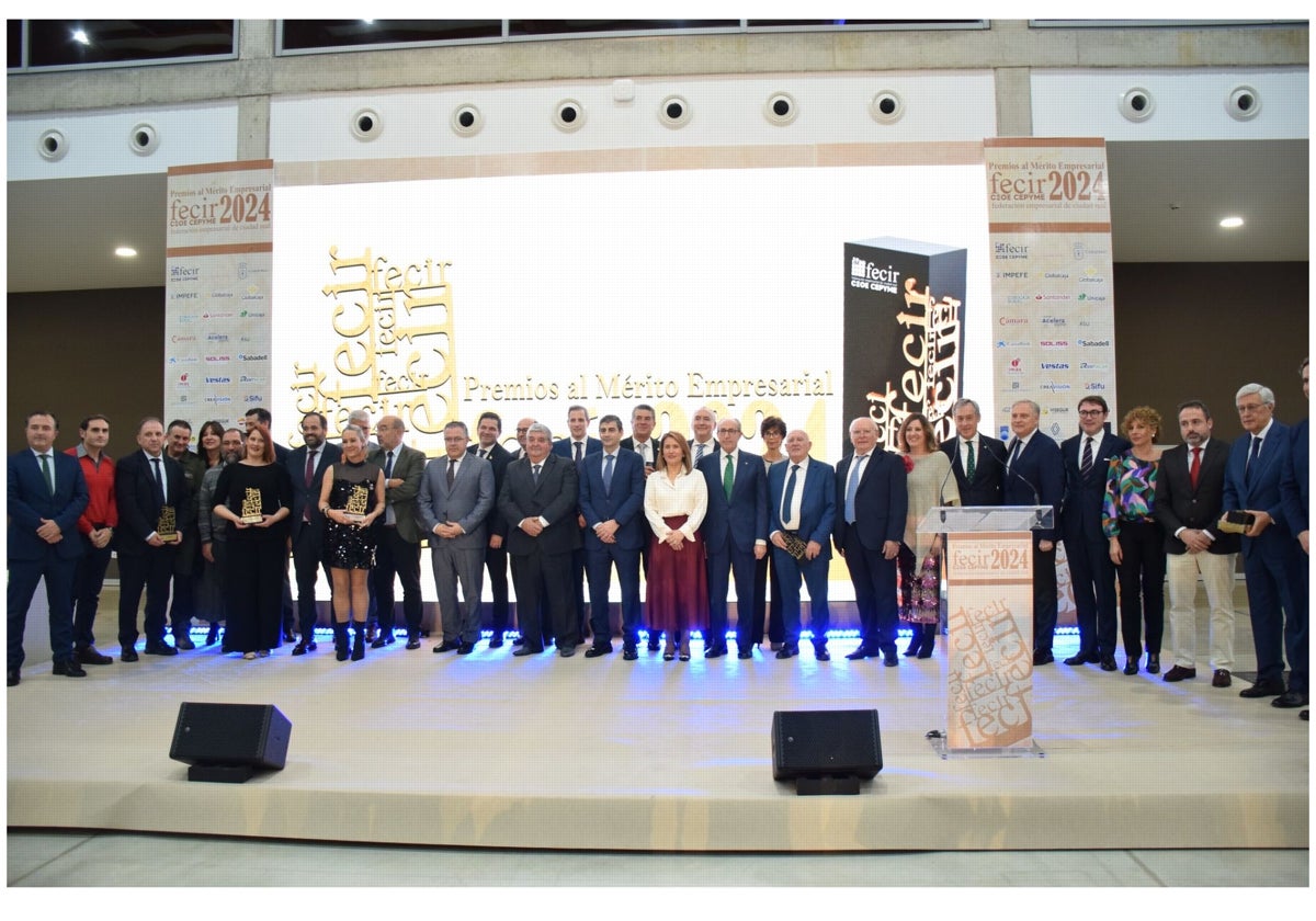 Foto de familia de los premiados con las autoridades