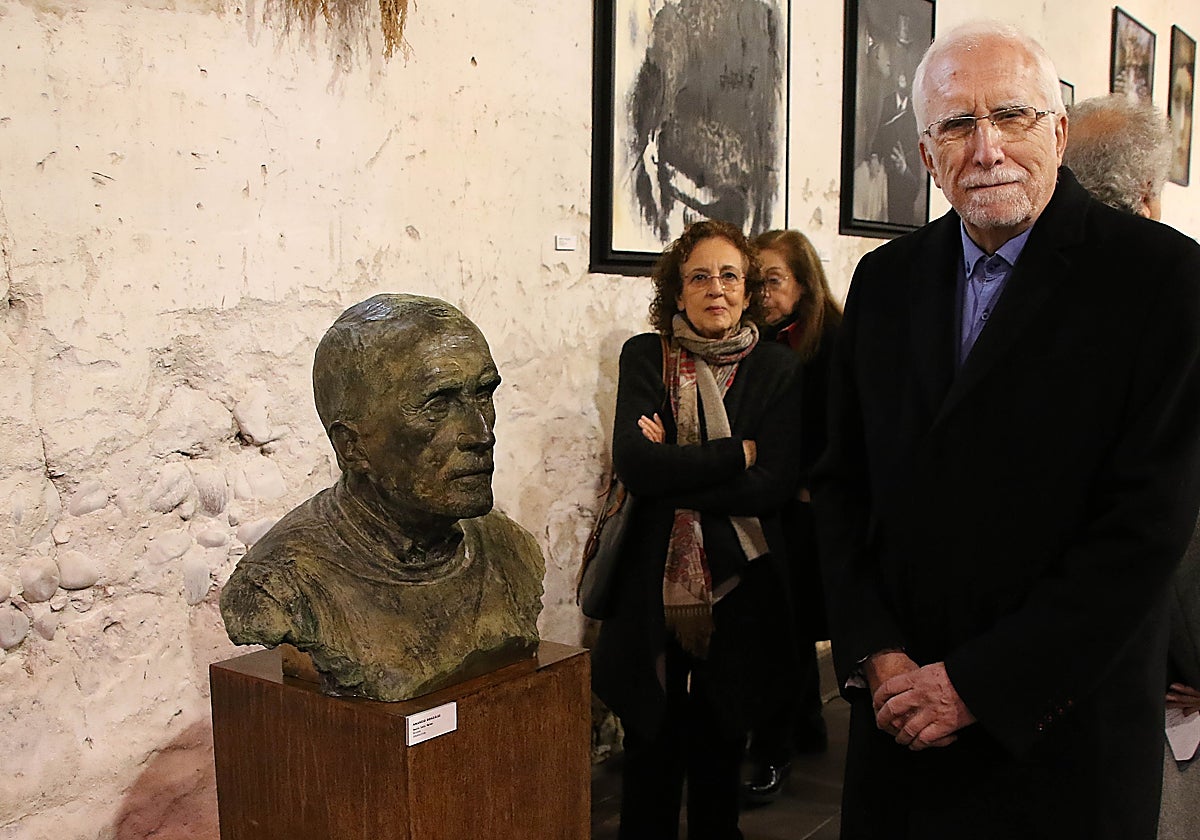 El escritor Luis Mateo Díez, en la inauguración de la exposición inspirada en su obra 'Días en el desván'