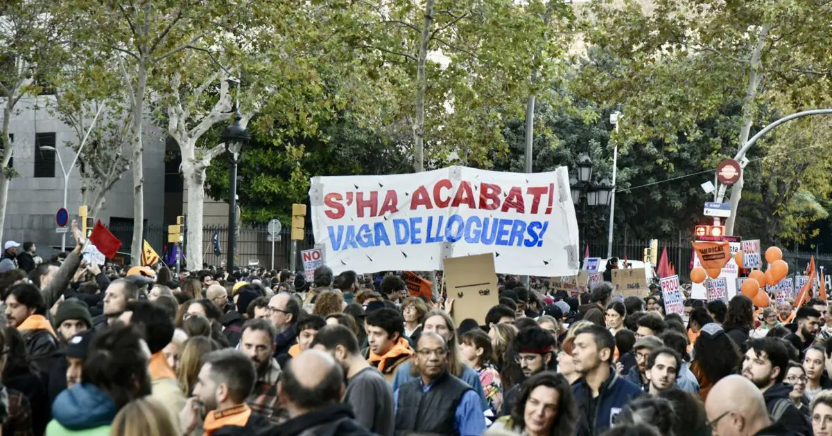 Masiva manifestación por la vivienda en Barcelona para exigir la bajada de los precios del alquiler