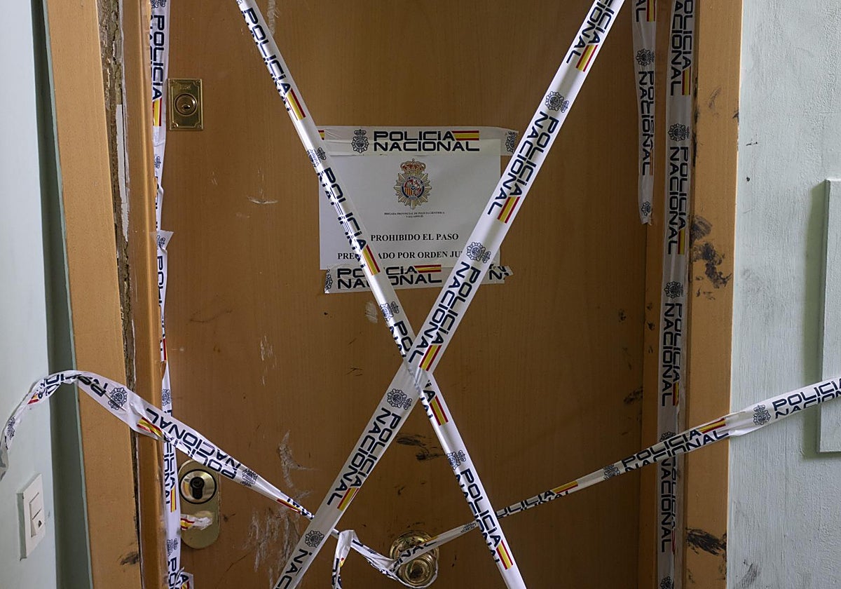 La puerta del domicilio en el que fue asesinada Mónica a manos de su pareja en el barrio vallisoletano de Pajarillos