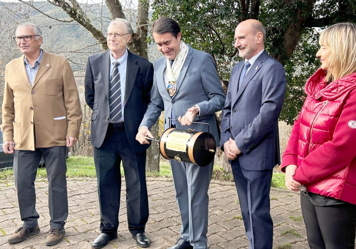 El consejero de Medio Ambiente, Juan Carlos Suárez-Quiñones -en el centro- ha sido distinguido como Castañero Mayor del Bierzo