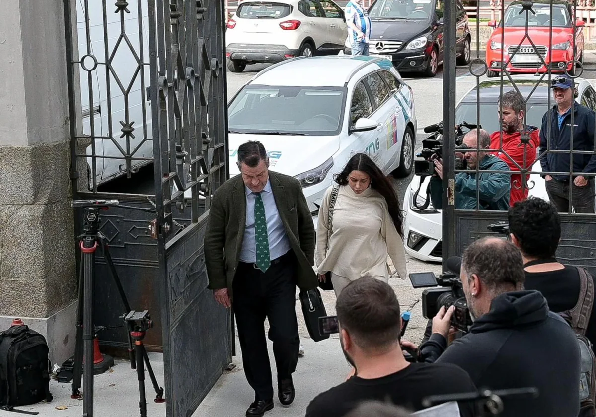 Kathy Silva llegando este domingo a la Audiencia de La Coruña con su abogado, Luciano Prado