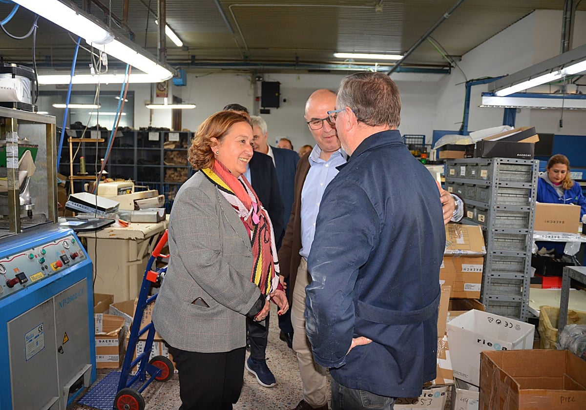 Concepción Cedillo, junto al alcalde de Fuensalida, durante una vista a una fábrica de calzado