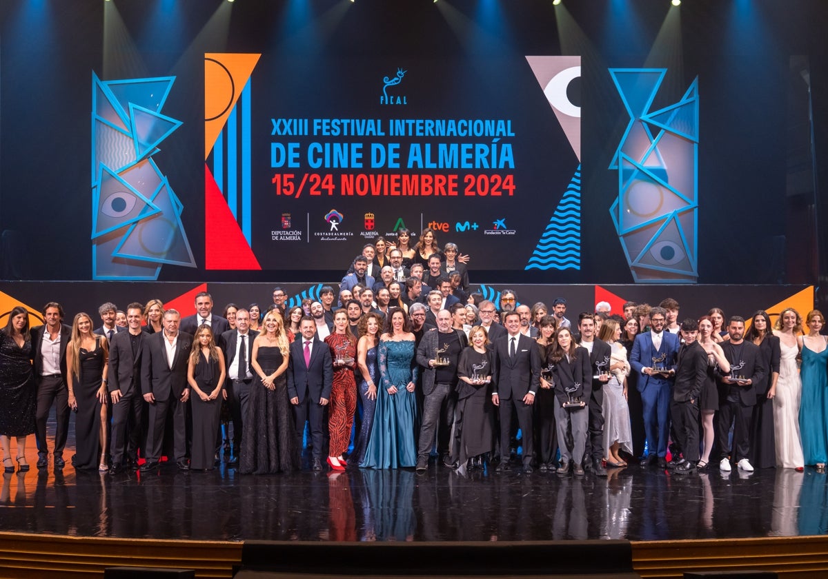 Foto de familia con premiados y autoridades del Festival de Cine de Almería