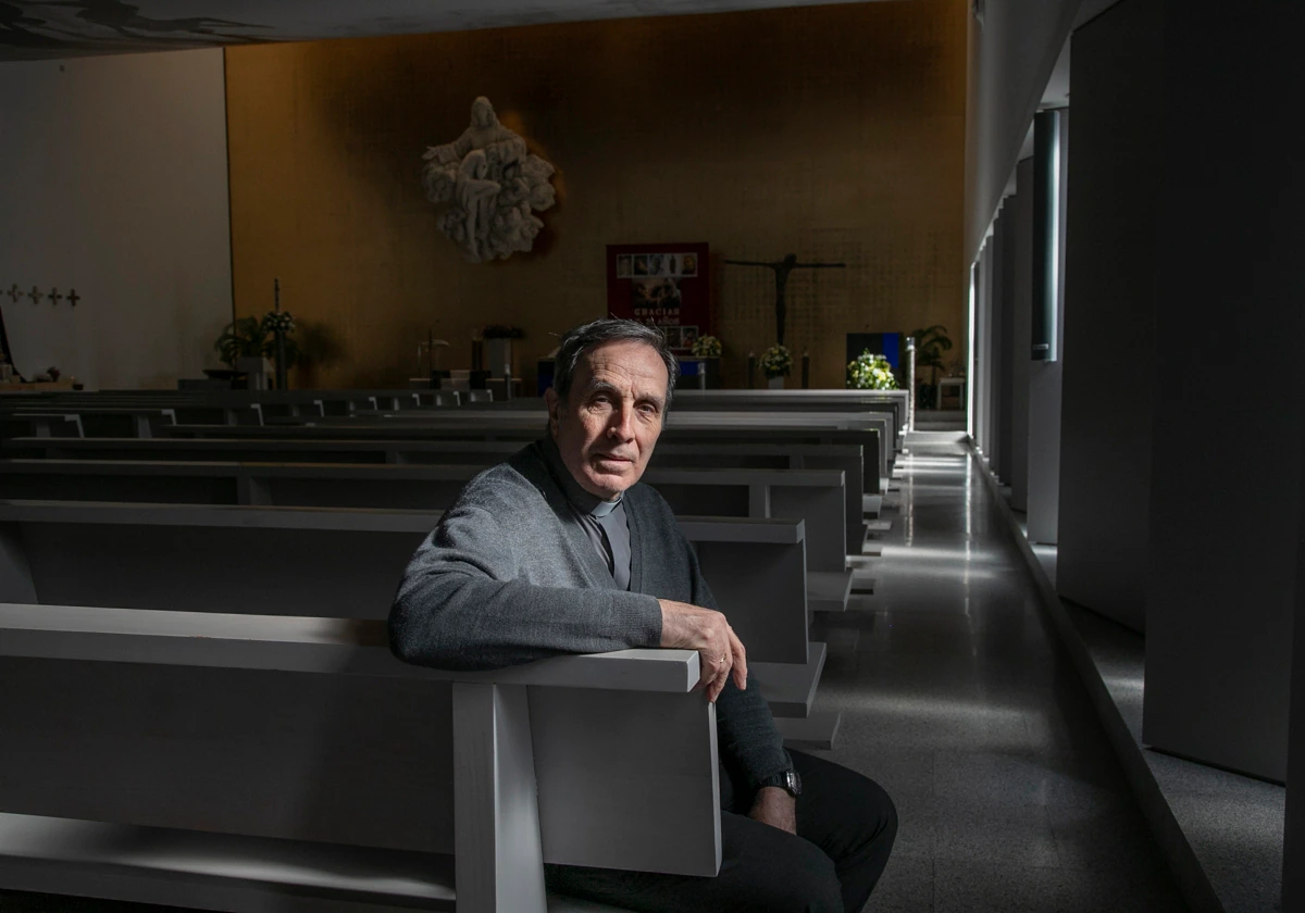 El sacerdote, en un banco del templo inaugurado en 2011