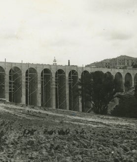 Imagen secundaria 2 - Distintos momentos en la construcción de la Ciudad Universitaria, de los movimientos de tierras y la construcción del viaducto