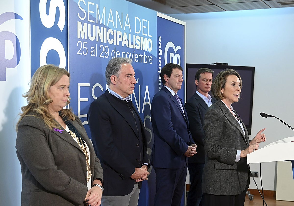 Cuca Gamarra atiende a los medios, este lunes en Burgos, en presencia de Cristina Ayala, Elías Bendodo, Alfonso Fernández Mañueco y Borja Suárez